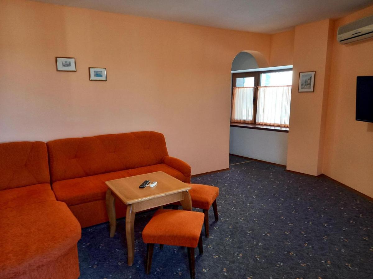 Regina'S Guesthouse Baltsjik Buitenkant foto