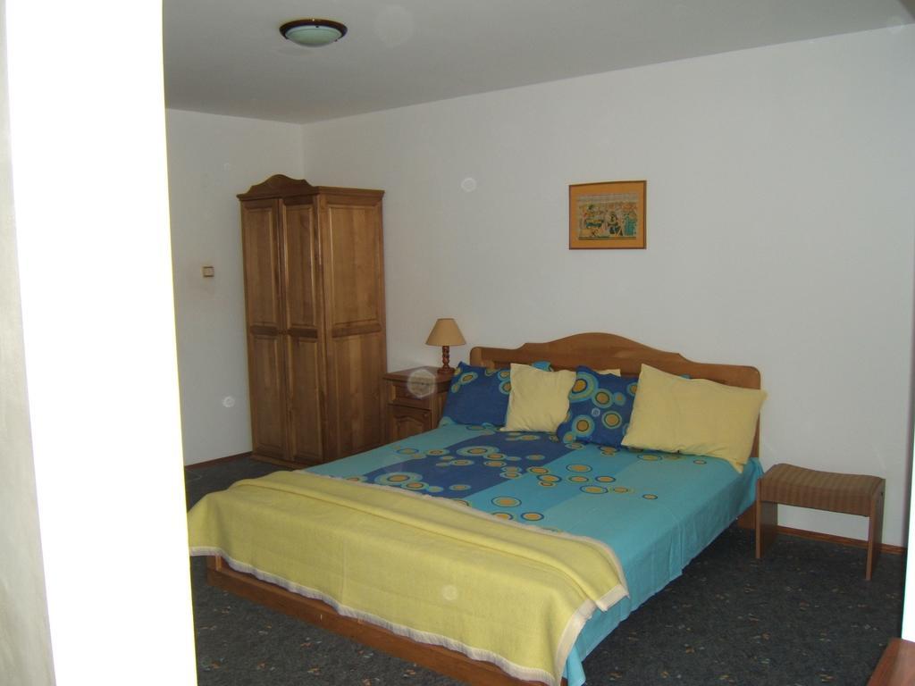 Regina'S Guesthouse Baltsjik Kamer foto
