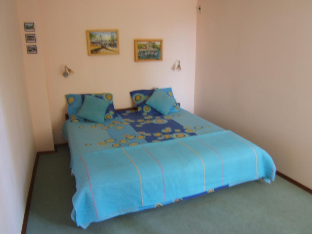 Regina'S Guesthouse Baltsjik Kamer foto