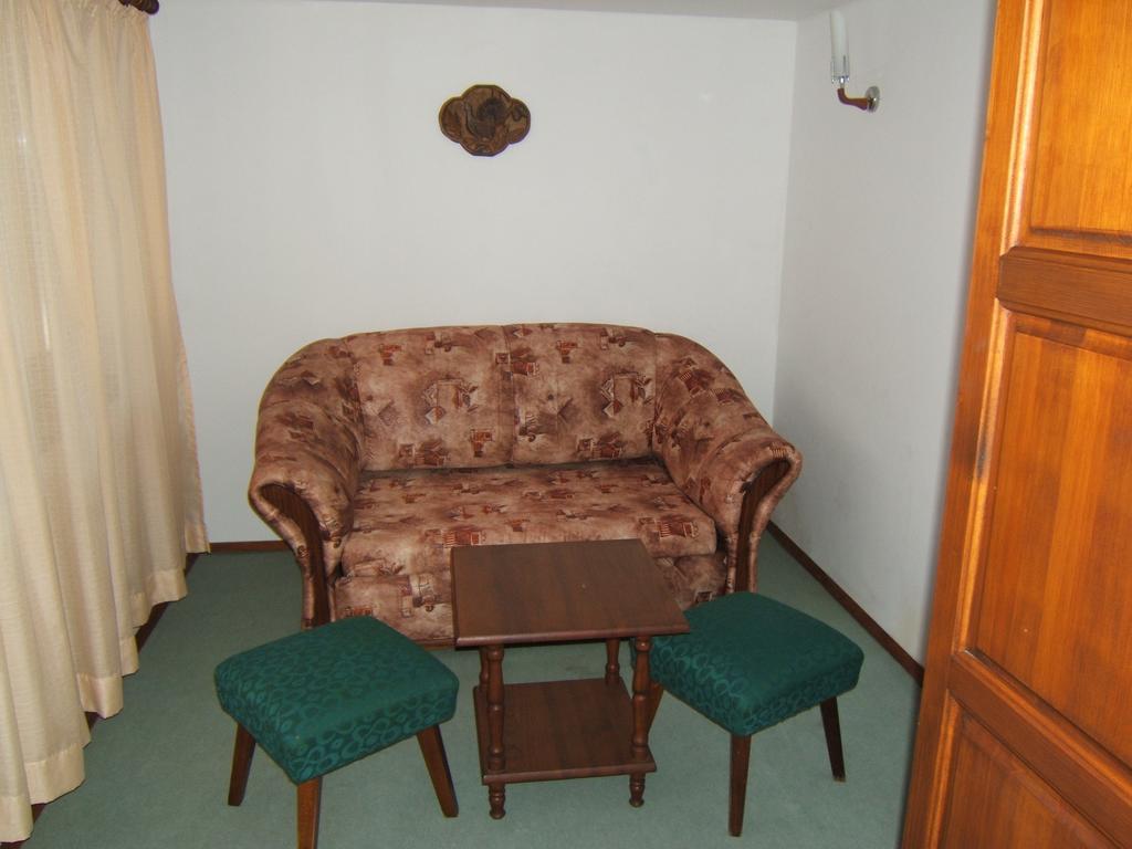 Regina'S Guesthouse Baltsjik Kamer foto