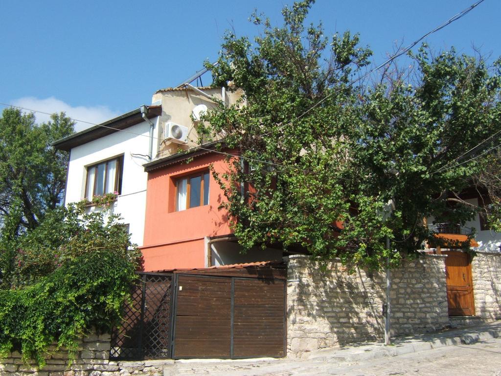 Regina'S Guesthouse Baltsjik Buitenkant foto